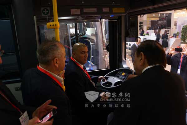 車展現(xiàn)場，客戶親身體驗金旅客車