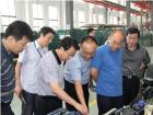 時任中航工業(yè)飛機唐軍總經理、中航工業(yè)西飛宋水云書記考察愛維客商務客車試制生產線并指導。