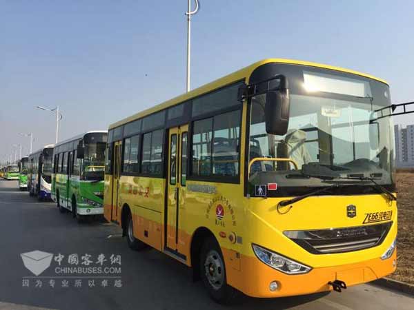 中通廠區(qū)排列整齊的新能源客車