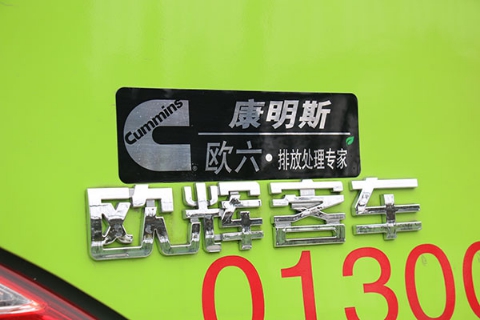 車輛尾部同意張貼的康明斯歐VI排放標(biāo)識(shí)