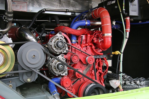 開機(jī)運(yùn)行中的康明斯ISB6.7歐VI發(fā)動(dòng)機(jī)