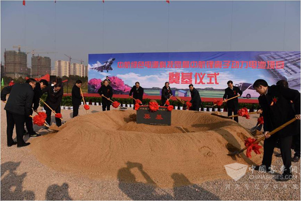 各位領(lǐng)導(dǎo)為項(xiàng)目工程開工培土奠基