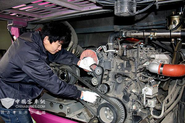 康明斯售后人員正在對(duì)發(fā)動(dòng)機(jī)進(jìn)行調(diào)校