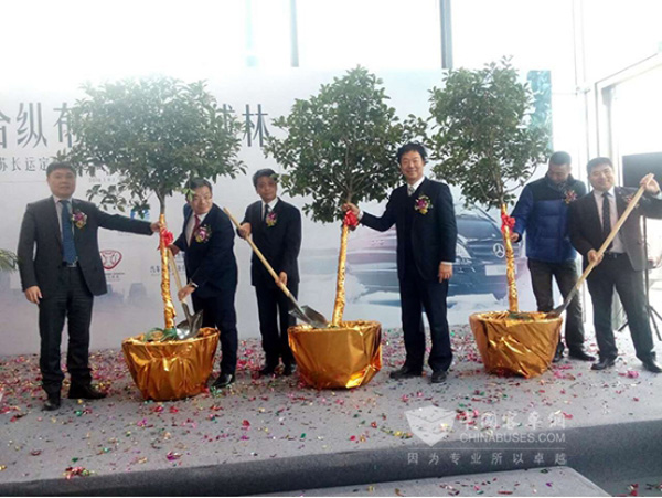 　“合縱布局，聚木成林”的定制座駕交車(chē)儀式現(xiàn)場(chǎng)