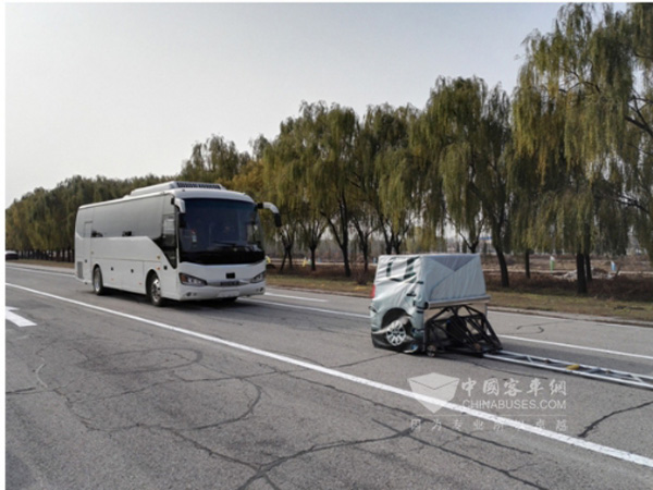 海格KLQ6932在進(jìn)行AEBS測試
