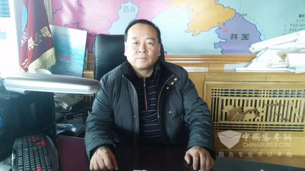 “2015年9月，為了對(duì)接高鐵通車(chē)到琿春，我們公司專(zhuān)門(mén)開(kāi)通了從琿春高鐵站發(fā)出的三條公交接駁線路，全部采用宇通純電動(dòng)客車(chē)。目前，宇通純電動(dòng)客車(chē)在零下20度的情況下表現(xiàn)正常，即使未來(lái)最冷的零下30度，相信也完全沒(méi)有問(wèn)題?！奔钟顒e爾運(yùn)輸集團(tuán)有限公司(以下簡(jiǎn)稱(chēng)“宇別爾公司”)董事長(zhǎng)兼總經(jīng)理翟立志說(shuō)。