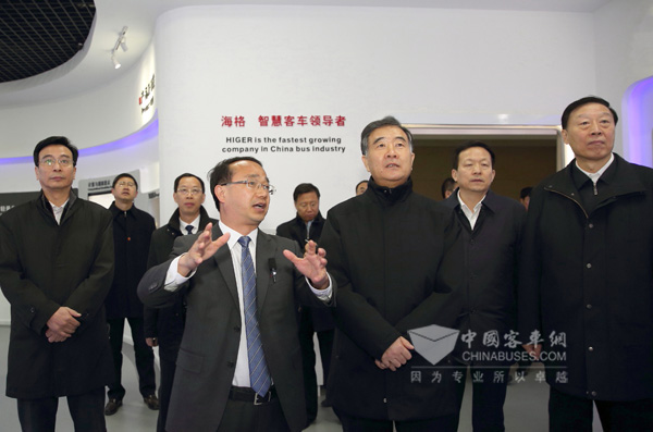 海格客車總經(jīng)理吳文文向副總理汪洋、江蘇省委書記羅志軍（前排右一）、蘇州市委書記周乃翔（后排右一）等領(lǐng)導(dǎo)介紹海格新能源客車在保加利亞首都索菲亞實時運行情況