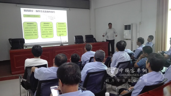 中車電動(dòng)工程師在?？跒轳{駛員培訓(xùn)