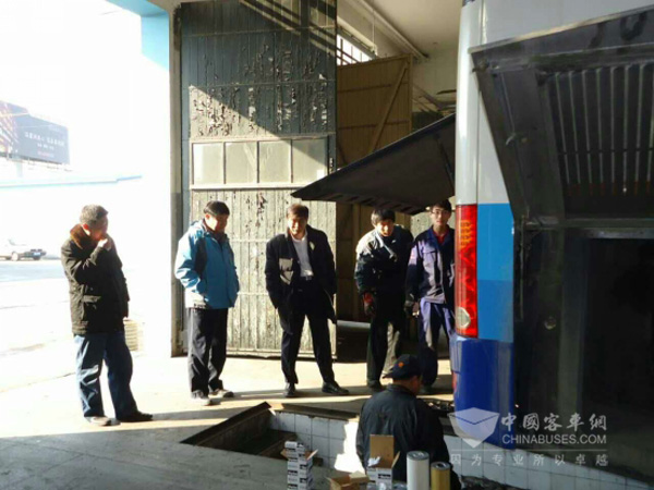 服務(wù)保障小組對上會車輛進(jìn)行檢測