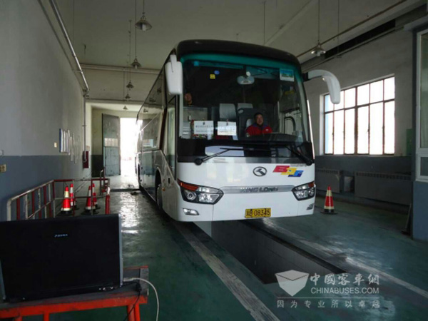 兩會專業(yè)服務(wù)團(tuán)隊正在維檢上會車輛