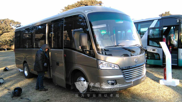 中通E-07純電動(dòng)客車亮相百人會論壇