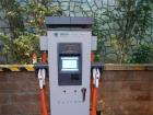 停車場內(nèi)為電動雙層觀光巴士配備的充電樁，由國家電網(wǎng)提供。