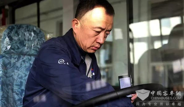 一顆赤誠工匠心—記丹東黃?？蛙囇芯吭弘姎庑履茉此彼L(zhǎng)殷傳文