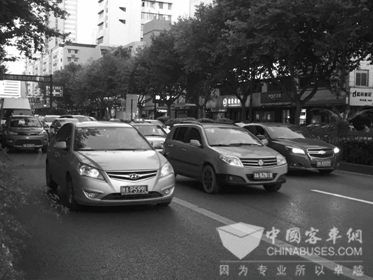 杭州公交專(zhuān)用道“松綁”第一天 私家車(chē)司機(jī)有些“膽小”