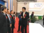 比亞迪商用車市場總監(jiān)王璦琿與主辦方領導在一起交流