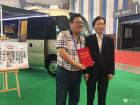 中國公路學會客車分會理事長王奇英為金龍房車禮賓車頒發(fā)獲獎證書