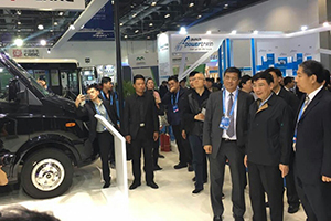 2016年新能源汽車(chē)成果展 工信部部長(zhǎng)苗圩蒞臨長(zhǎng)江汽車(chē)展臺(tái)