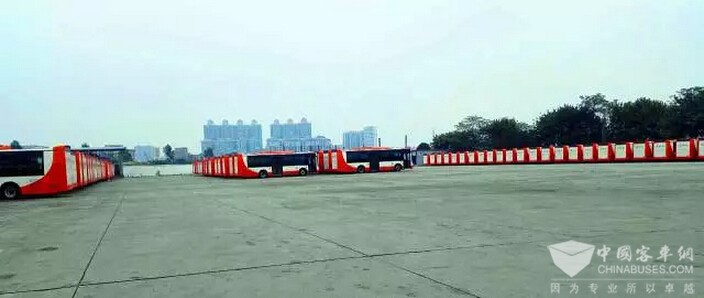 【猜一猜】能分析、會(huì)計(jì)算，還搭載機(jī)器人的300臺(tái)純電動(dòng)客車將去哪里？