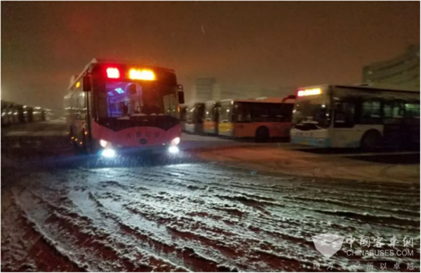向戰(zhàn)風斗雪的公交人們致敬！