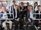 智利交通通訊部部長Gloria Hutt， 交通通訊部副部長Jose Luis，圣地亞哥辦公室主任Fernado Saka，Engie集團(tuán)智利分公司CEO Alex Leveque，宇通海外市場副總經(jīng)理常浩等參觀宇通E12