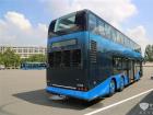 車尾的造型與前臉類似，首尾呼應(yīng)。配備新一代磷酸鐵鋰電池，整車電量355kWh，續(xù)航里程高達350km，1.5小時即可充滿。