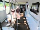 該車設(shè)有59個座位，最大承載119人。內(nèi)飾設(shè)計十分高雅，木紋地板白色墻壁軟質(zhì)頂棚。