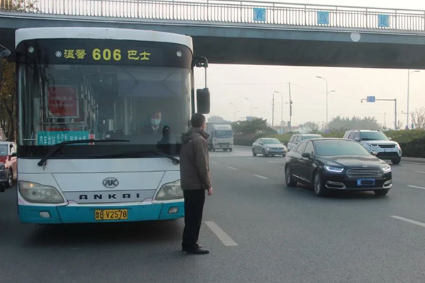 老司機(jī)總結(jié)“鬼探頭”高頻出沒點 支招車主和行人如何安全通過