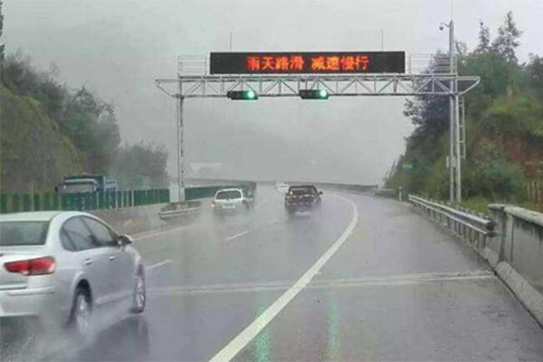 降雨頻繁 公交駕駛員務(wù)必知曉這些雨天行車安全常識！