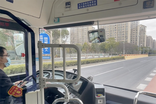 保障車輛運(yùn)行安全 公交駕駛員擁堵時(shí)段需要掌握以下五條技巧