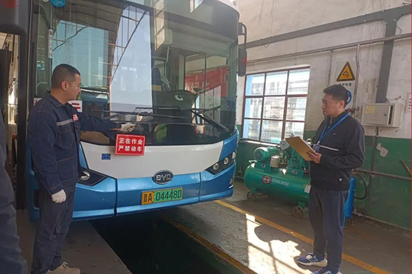 最大程度避免事故發(fā)生 公交車(chē)路口右轉(zhuǎn)彎操作規(guī)程應(yīng)當(dāng)遵循