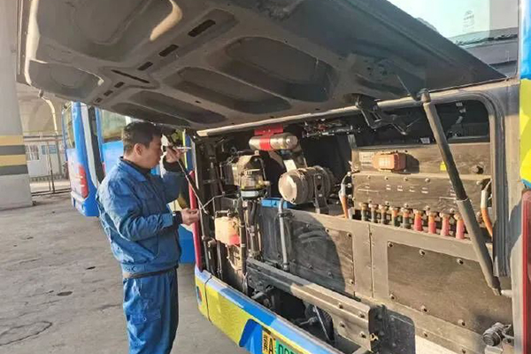 保障市民乘車出行 石家莊公交各車隊扎實做好冬季車輛保養(yǎng)工作