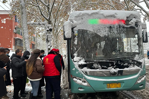 保障市民惡劣天氣順利出行 鄭州公交各崗位聯(lián)動(dòng)大雪中凌晨探路