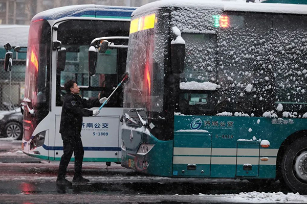 堅(jiān)守工作崗位 濟(jì)南公交全力保障市民低溫雨雪天氣正常出行