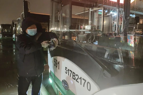 溫暖護(hù)航市民出行路 武漢公交全力保障惡劣天氣乘客出行
