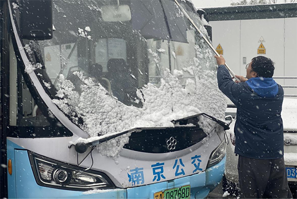 戰(zhàn)風雪確保行車安全 南京公交集團最大限度保障市民順利出行