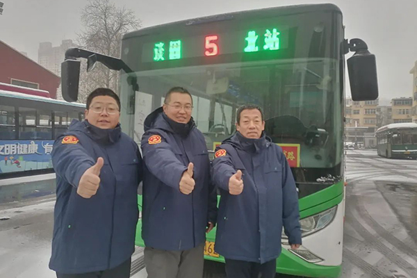 做好防寒保暖工作 石家莊公交御寒冬裝發(fā)放到一線車長(zhǎng)手中