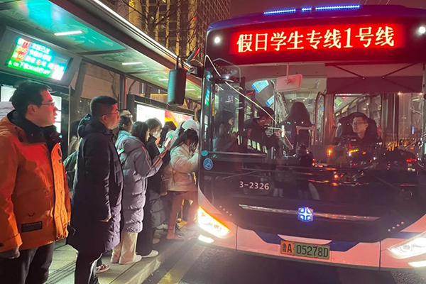 結(jié)合節(jié)日期間市民出行特點 濟(jì)南公交根據(jù)客流適時加密班次