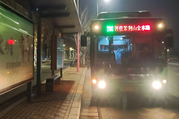 為市民夜間出行提供服務(wù) 這就是鄭州公交夜班司機(jī)的跨年夜