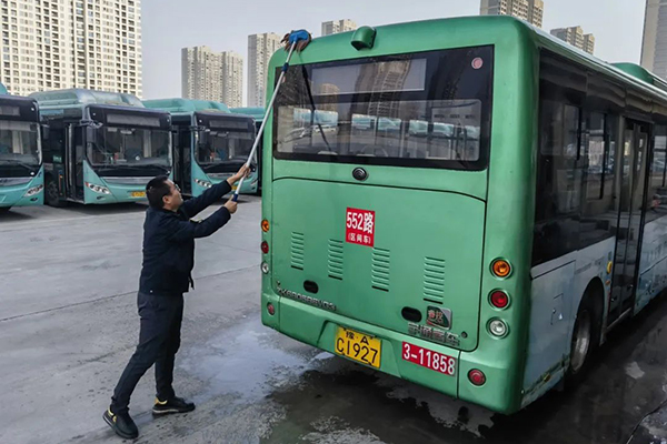 為乘客提供舒適乘車環(huán)境 鄭州公交開展衛(wèi)生專項整治活動