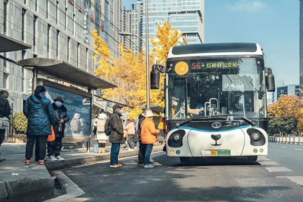 最快3分鐘一輛車 成都公交自主研發(fā)“三電”除塵器專用工具