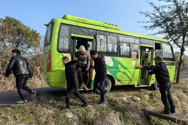 不斷提升應(yīng)急處置能力 紹興公交開展冬季行車事故救援演練