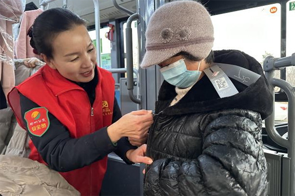 小善凝聚大愛 鄭州公交“虎萍黨員幫幫團(tuán)”愛心衣櫥再次開啟