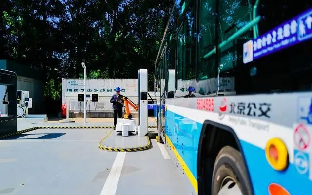 首次實(shí)現(xiàn)充綠電！北京超8000輛電動(dòng)公交車(chē)“零碳”升級(jí)