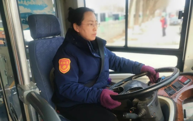 讓市民坐上放心車(chē) 退休前的她站好了節(jié)日的最后一班崗