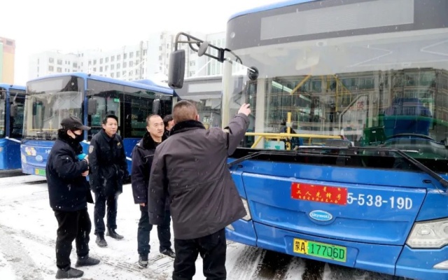 浴“雪”奮戰(zhàn) 呼市公交全力以赴保障市民安全出行