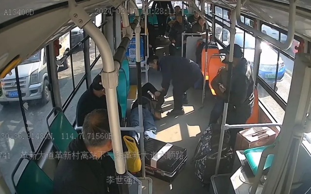 上演“生死時速” 武漢公交駕駛員果斷救助老年乘客