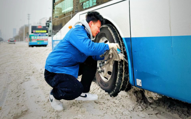 迎戰(zhàn)龍年首場大雪 太原公交全力保障雪天安全出行