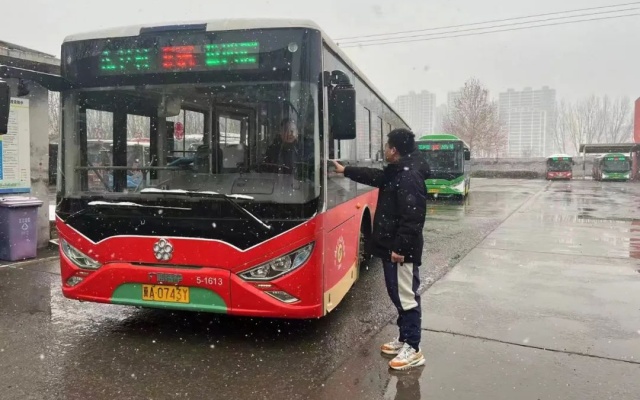 以雪為令、快速反應(yīng) 石家莊公交為乘客雪天出行保駕護航