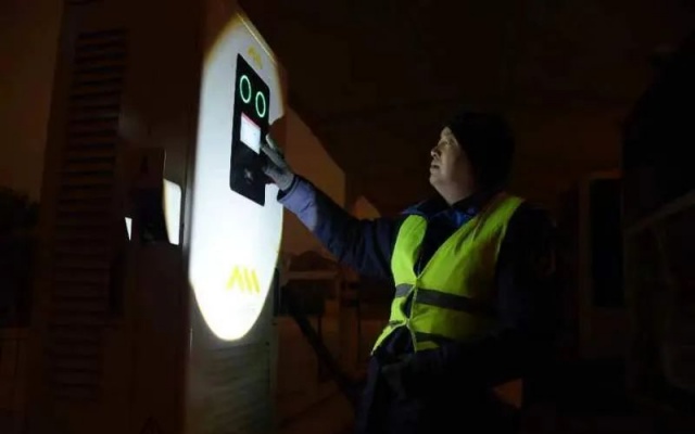 深夜步行3萬步 武漢公交充電工保公交滿電出行