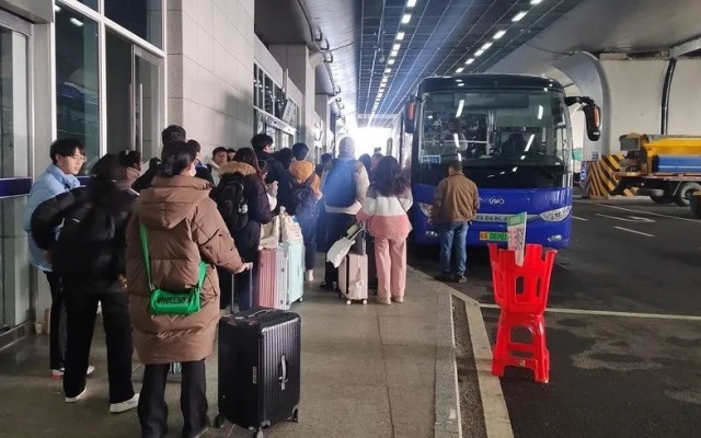 開啟“護學”模式 護航高?！伴_學季” 一車直達進校門